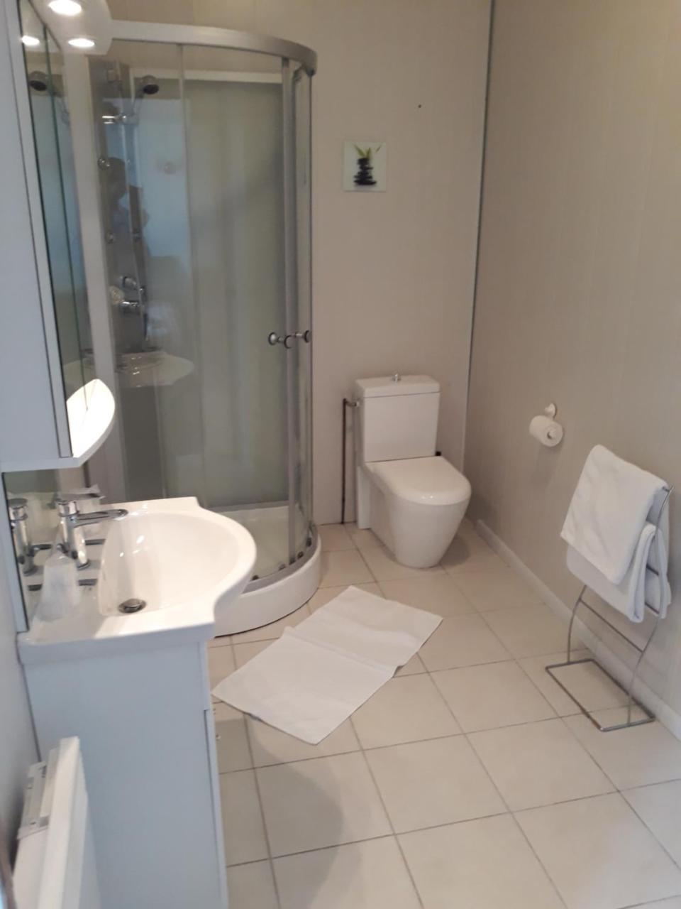 Hotel De La Gare Sainte-Gauburge-Sainte-Colombe المظهر الخارجي الصورة